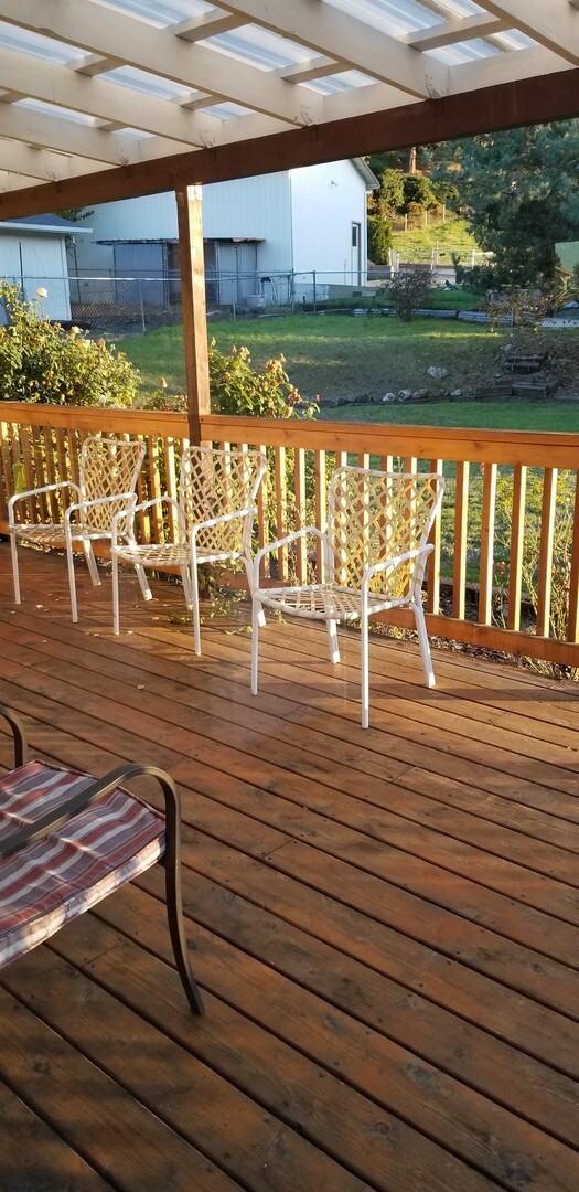 Building Photo - 3 bedroom, 2 bathroom home in well established neighborhood.