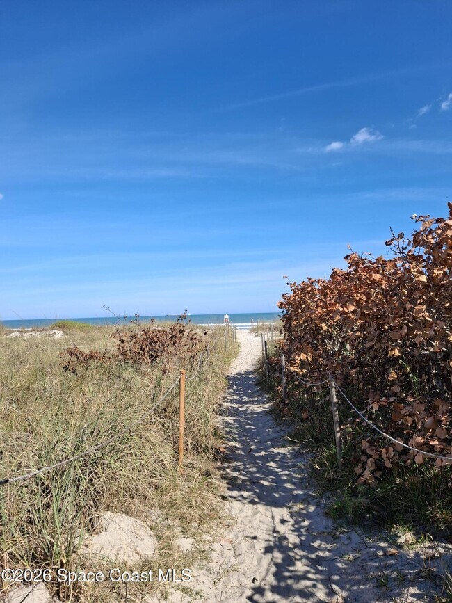 Building Photo - 7165 Ridgewood Ave