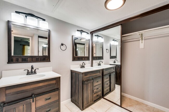 Building Photo - Spacious 2nd floor corner unit in Richardson