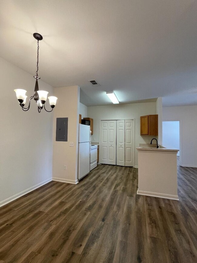 Building Photo - 447 W Longleaf Dr