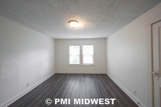 Building Photo - "Charming 3-Bedroom Home with Spacious Layout in Indianapolis!"