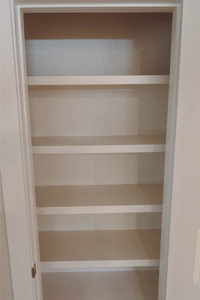 Building Photo - 16 Courageous Side Way