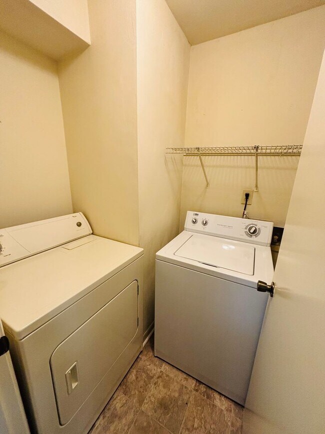 Building Photo - 844 Claytor Square