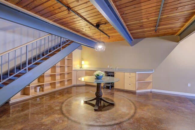 Building Photo - Huge Luxury 2 Story Condo with Private Rooftop Deck!