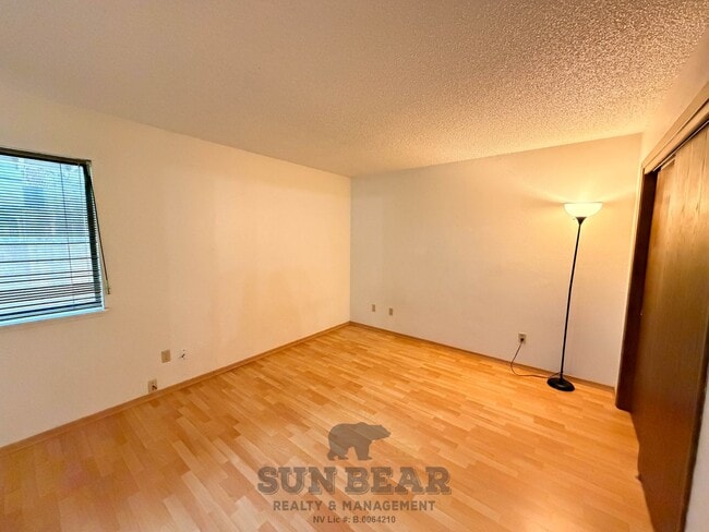 Building Photo - 3 Bedroom, 2.5 bath condo - Central Incline!  Being Painted!