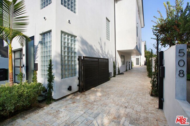 Building Photo - 508 N Sweetzer Ave