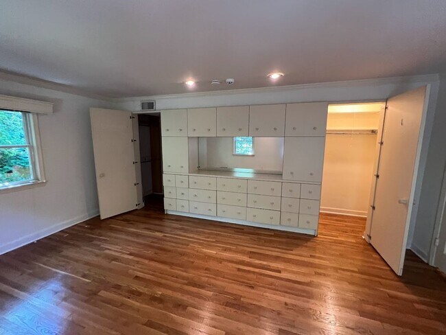 Building Photo - Berkley Stunner