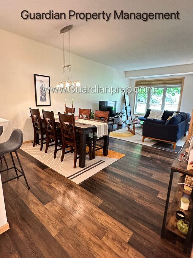 Building Photo - St Louis Park Condo, Ground Level Walk Out...