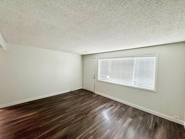 Building Photo - 5283 W Center Ave