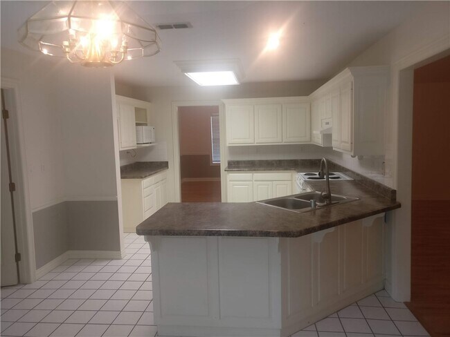 Building Photo - 2030 N Hailey Dr