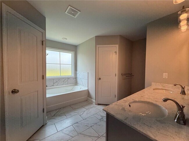 Building Photo - 231 Creek Ridge Dr