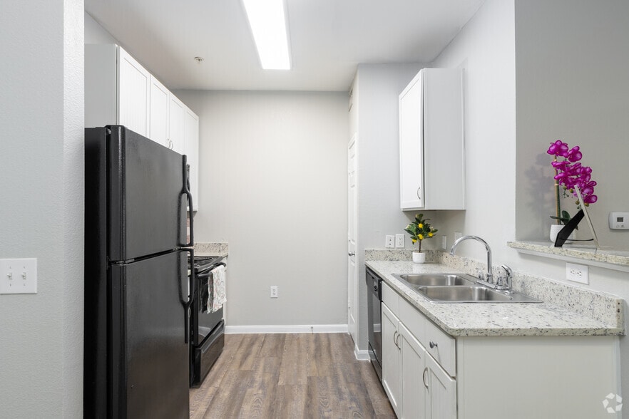 1BR, 1BA - 727SF - Kitchen - Villas at Zaragosa