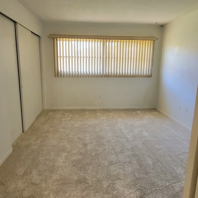 Bedroom with large wall closet - 6775 Armand Pl N