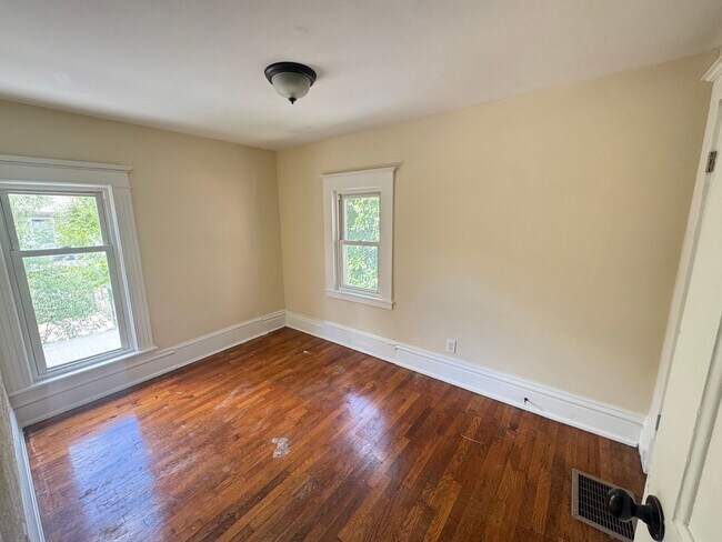 Building Photo - Large 4 Bedroom home!