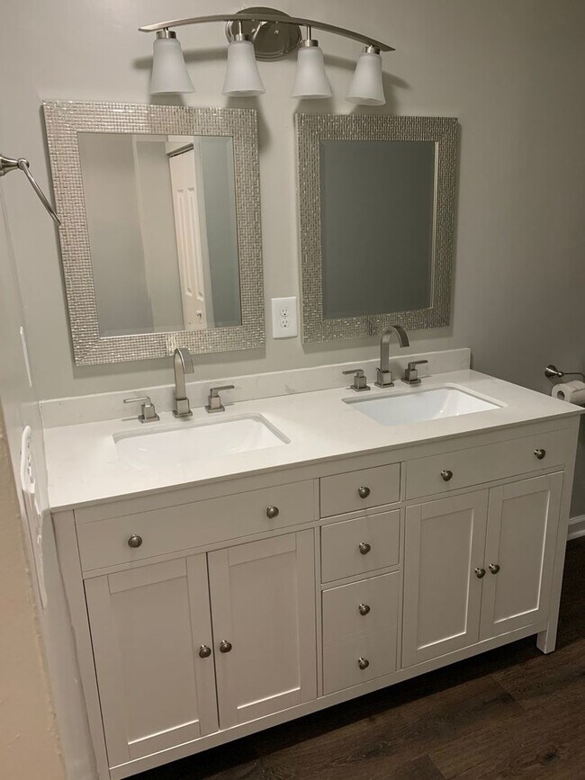 Building Photo - Two bedroom (with office or small 3rd bedr...