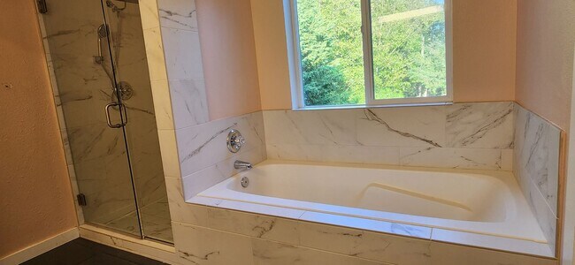 Building Photo - 5 bedroom 2.5 Bathroom single family home ...