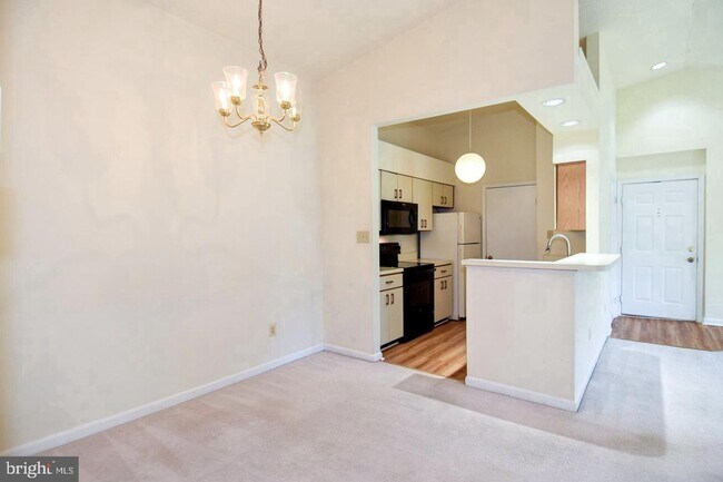 Building Photo - Sunny and spacious top floor unit featuring an open floor plan perfect for entertaining!