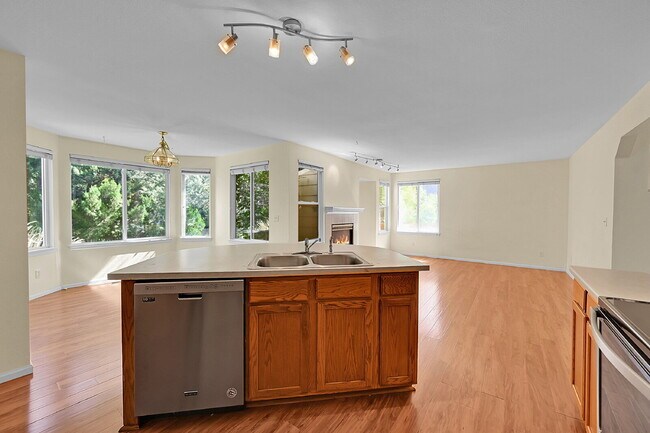 Building Photo - $3,095.00, 3-bed, 3.5-bath with bonus room...