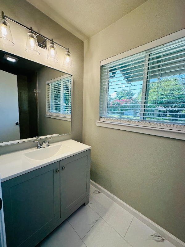 Building Photo - 2504 Avon Dr