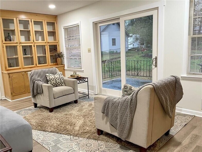 Building Photo - 4457 Frontier Way NE