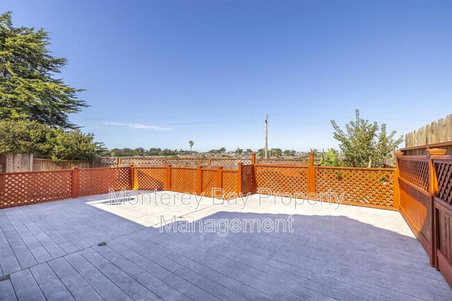 Building Photo - 143 Seal Ct