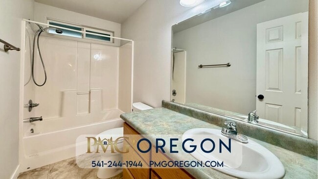 Building Photo - 608 SE Liberty Dr