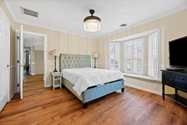 Building Photo - Gorgeous, multi-level condo!