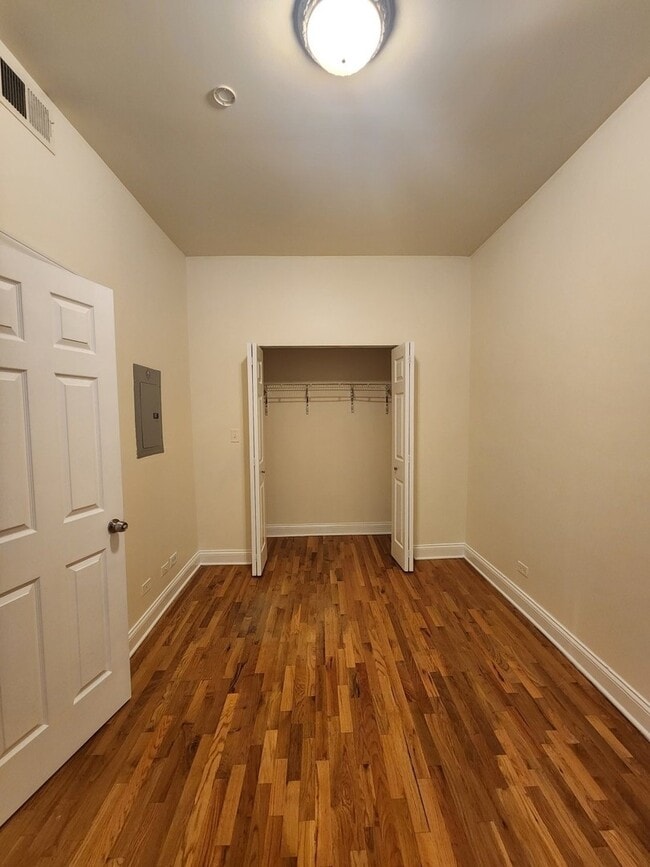 Building Photo - 6812 N Wayne Ave