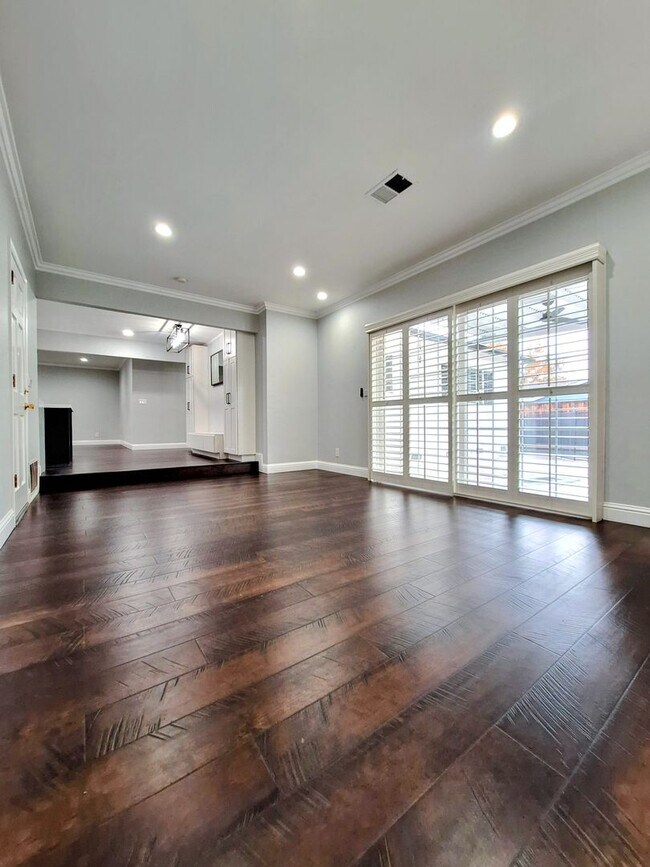 Building Photo - Beatifully Remodeled 3bd Single Story Hous...