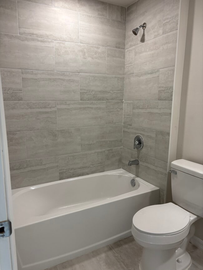 Building Photo - 1045 SE 11th Terrace