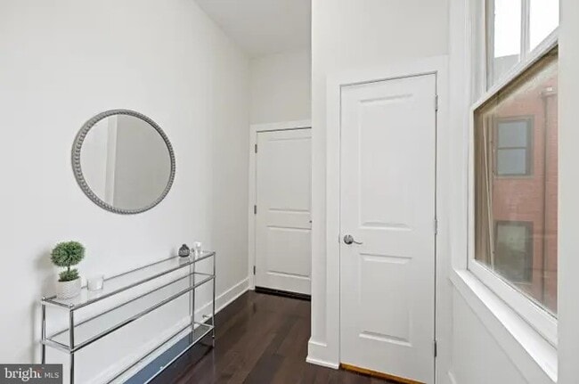 Building Photo - 907 N St NW