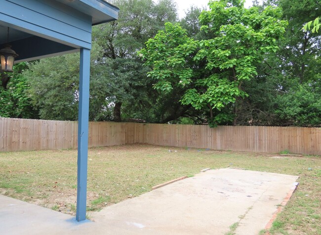 Building Photo - Quaint West Side  3 bedroom 2 Bath Home!