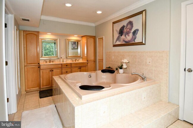 Building Photo - 9401 Hickory View Pl