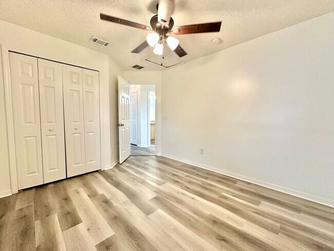 Building Photo - Affordable comfort with space where it counts - 3Bedrooms / 2Baths home in Deltona!