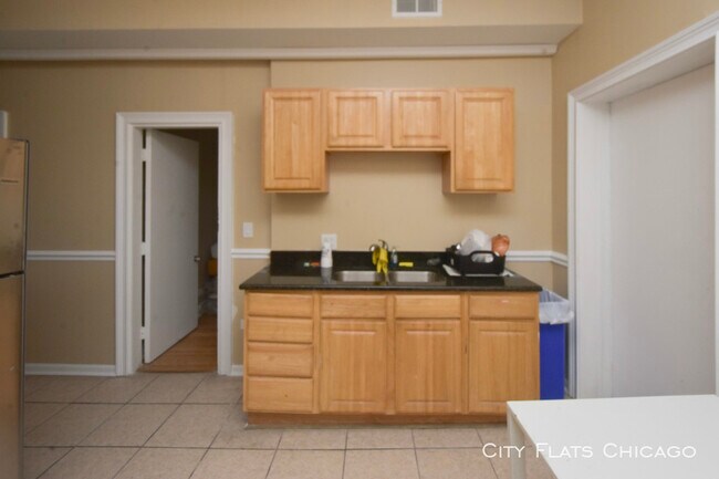 Building Photo - 950 W Addison St