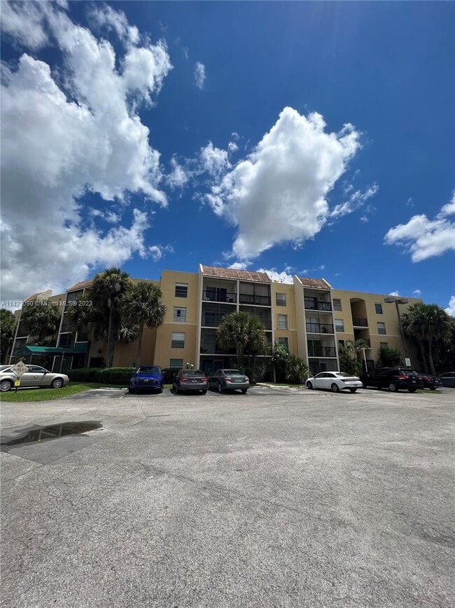 Building Photo - 8005 Lake Dr