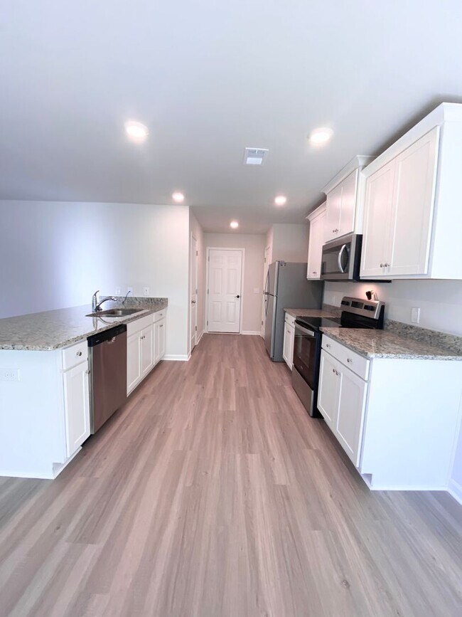 Building Photo - BETTER THAN NEW!