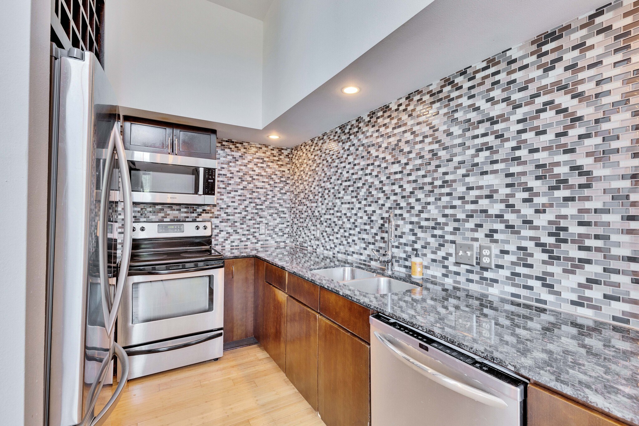 Building Photo - 2200 Dickson Dr