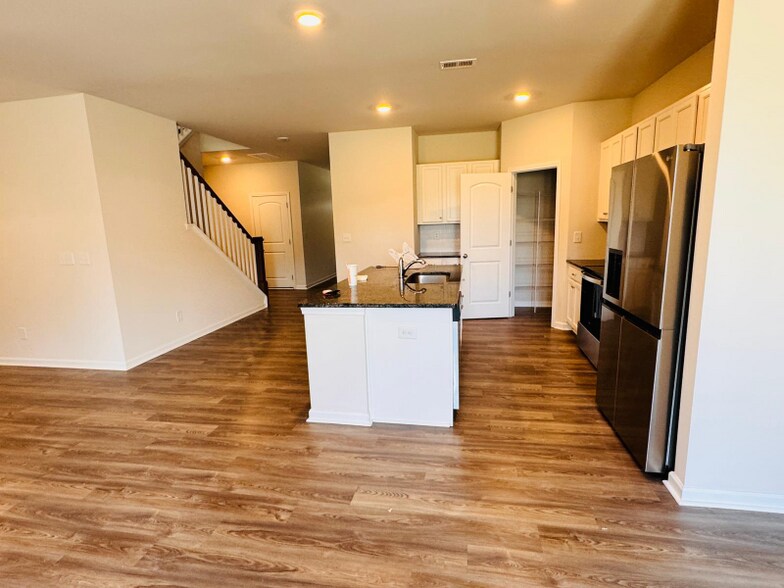 Building Photo - 7136 Maple Run Cir