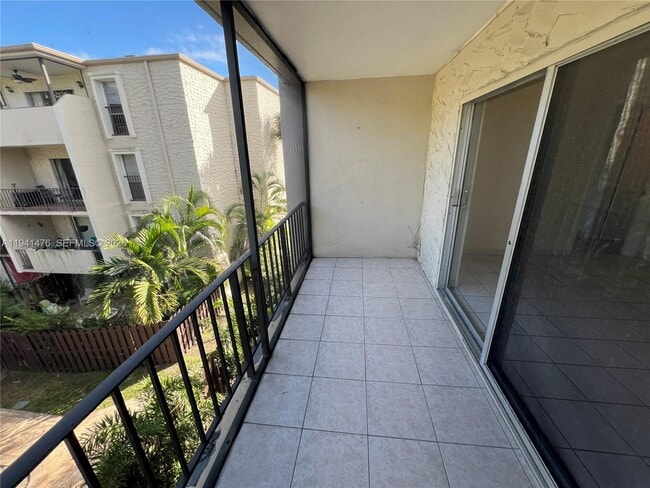 Building Photo - 6900 N Kendall Dr