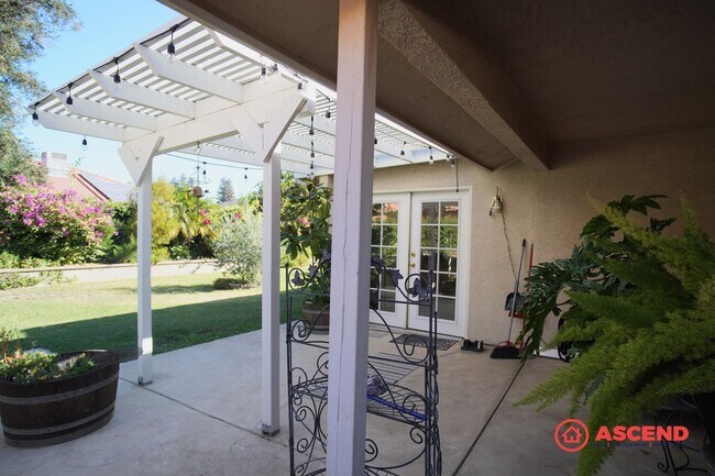 Building Photo - FULLY FURNISHED, Beautiful Home Located In...