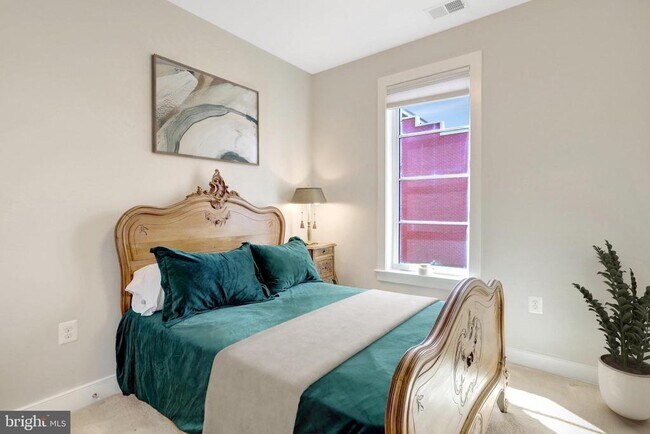 Building Photo - 2004 Potomac Ave