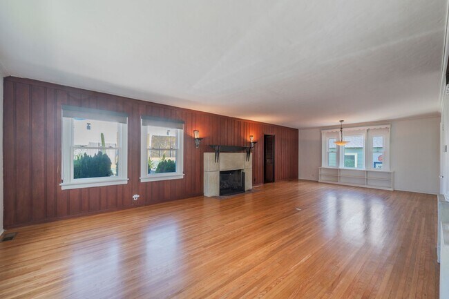 Building Photo - 720 8th St