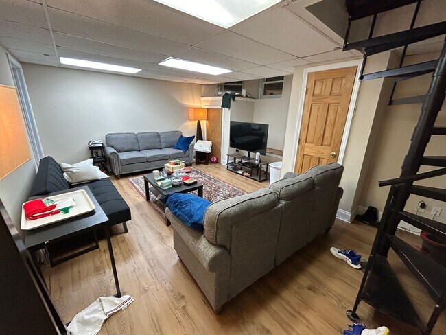 Building Photo - 9/1/25 Spacious two-level 3BR/2BA near Pac...