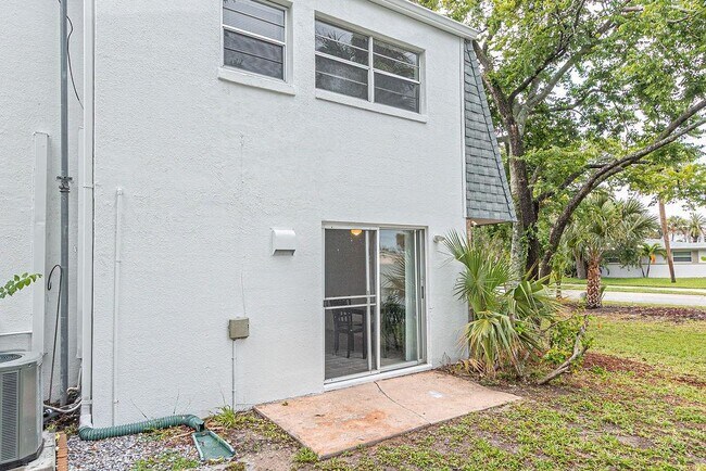 Building Photo - 1610 S Palmetto Ave
