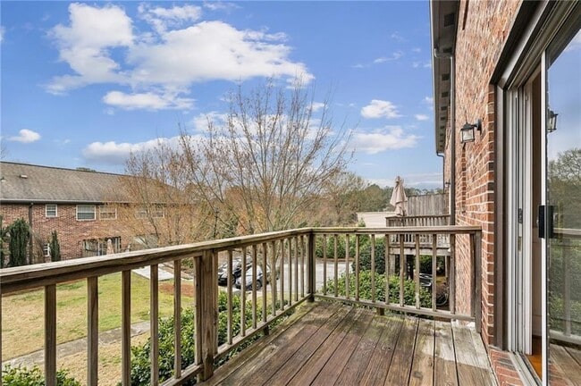 Building Photo - 2825 Ne Expressway Unit O2