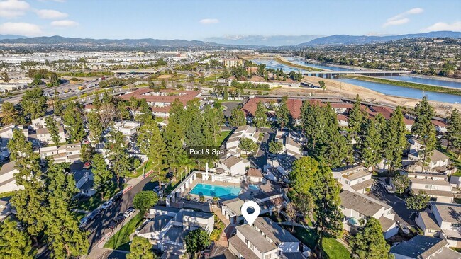 Building Photo - 3 Bedroom Townhome: Prime Location with Pool, Clubhouse and More!