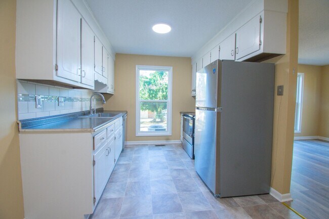 Building Photo - 3 Bedroom 2 Bathroom Fully Updated!!