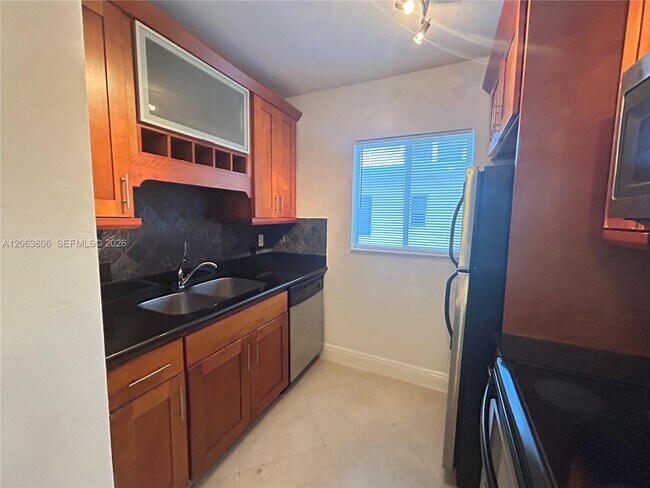 Building Photo - 2880 Pine Tree Dr