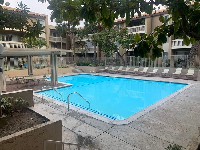 Building Photo - TOP FLOOR 1BD/1BA CONDO AVAILABLE AT THE PLAZA IN PACIFIC BEACH - $2,495/mo